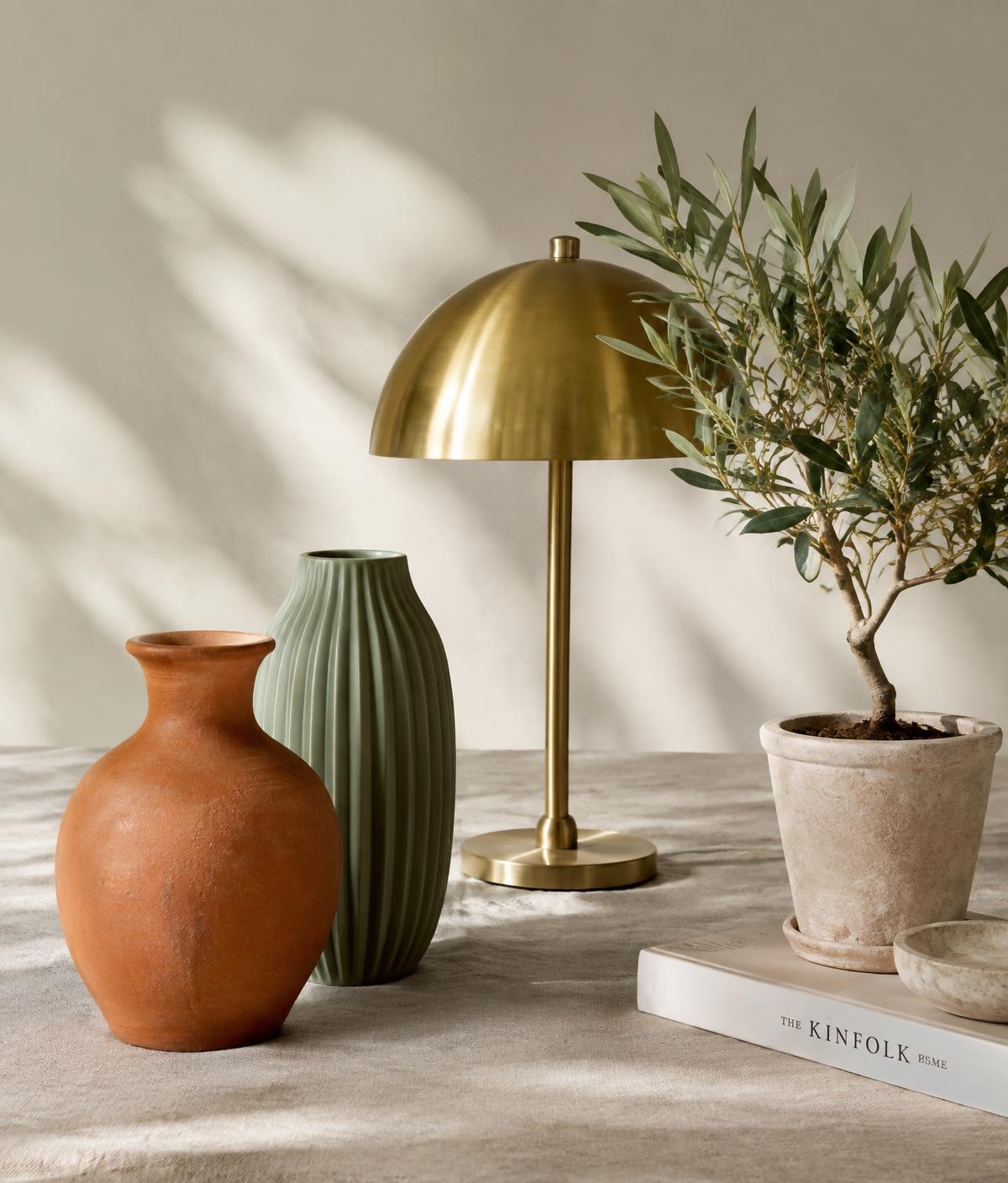 Objets de décoration : vases, lampe en laiton et olivier